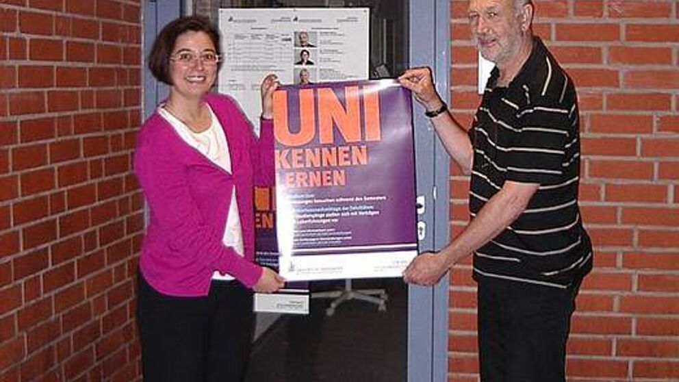 Foto (Universität Paderborn): Dr. Yvonne Salman und Christoph Bäcker von der Zentralen Studienberatung.
