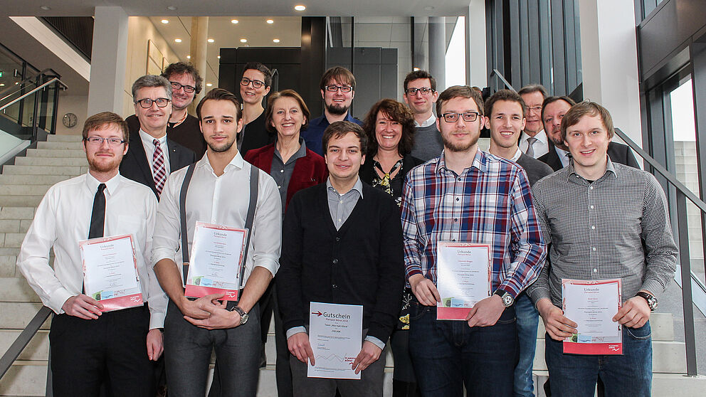 Foto (Universität Paderborn, Johannes Pauly): Praktische Erfahrung sammeln mit dem Planspiel Börse: Die Gewinner an der Universität Paderborn (erste Reihe v. l.) Marvin Ruhmann, Jan-Nicklas Krahn, Jonas Hesse, Alexander Blüggel, Simon Torsten Morfeld 