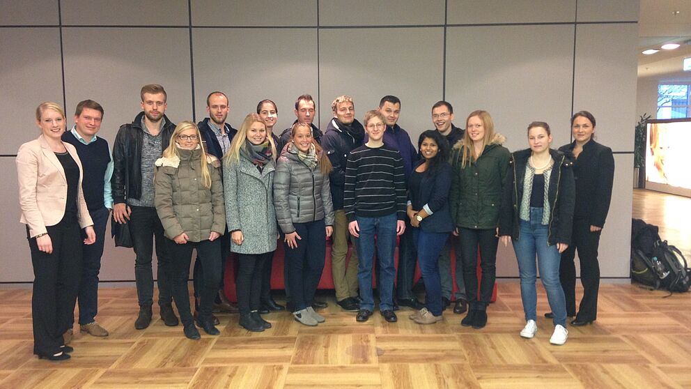 Foto (Universität Paderborn): Paderborner Studierende besichtigten Miele in Gütersloh.