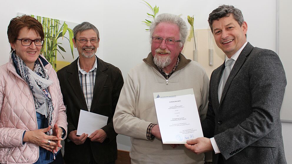 Foto (Universität Paderborn, Frauke Döll): Zum 50. Dienstjubiläum überreichte Personaldezernent Christian Winsel (r.) eine Ehrenurkunde an Franz-Ferdinand Eusterholz (2. v. r.). Es gratulierten dessen Vorgesetzte, Baudezernentin Martina Gerdes-Kühn, 