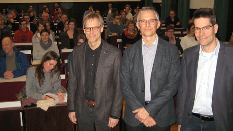 Foto (ThF-PB): Im gut besuchten Hörsaal 2 der Theologischen Fakultät Paderborn (v. l.): Prof. Dr. Günter Wilhelms, Prof. Dr. Günter Maier und Prof. Dr. René Fahr.