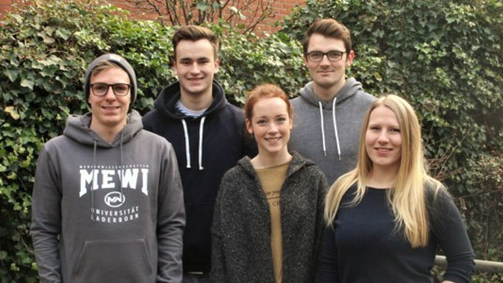 Foto (Projektgruppe): Das Projektteam der neunten Kurzfilmnacht „Oberhausen trifft Paderborn“ (v.l.n.r.): Gerson Kerinnes, Tobias Rösner, Johanna Germies, Alexander Schmid und Janna Westermann.