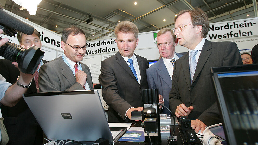 Foto: CeOPP-Stand auf dem EuroNanoForum 2007: (v.l.) CeOPP-Vorstand Prof. Dr. Artur Zrenner von der Universität Paderborn, NRW-Innovationsminister Prof. Dr. Andreas Pinkwart, EU-Generaldirektor Nicholas Hartley (Generaldirektion Forschung, Direktor der D