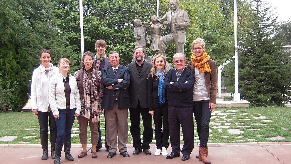 Foto: Deutsch-Türkisches Projekt zu Besuch an der Özel Tan Okullari in Bursa (v. li.): Martina Kofer, Vanessa Tuncer, Dr. des. Karin Yesilada, Tobias Zenker, Sükrü Akyollu, Prof. Dr. Michael Hofmann, Dr.Sennaz Aybar, Osman Dogdu, Inga Pohlmeier