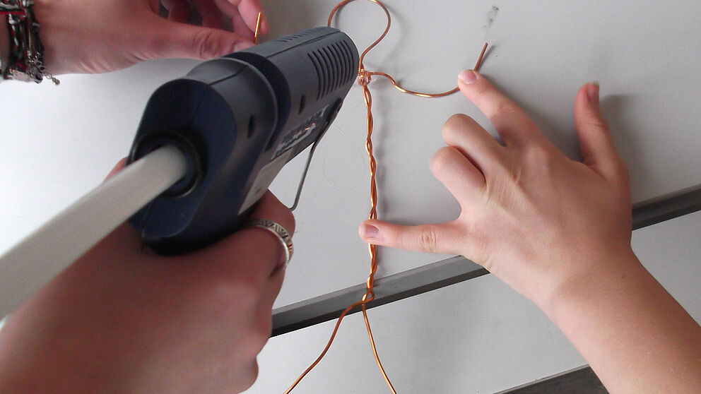 Foto (Anja Demir): Untersuchung von RGB-LEDs im Elektrotechnik-Workshop: während der Fertigung