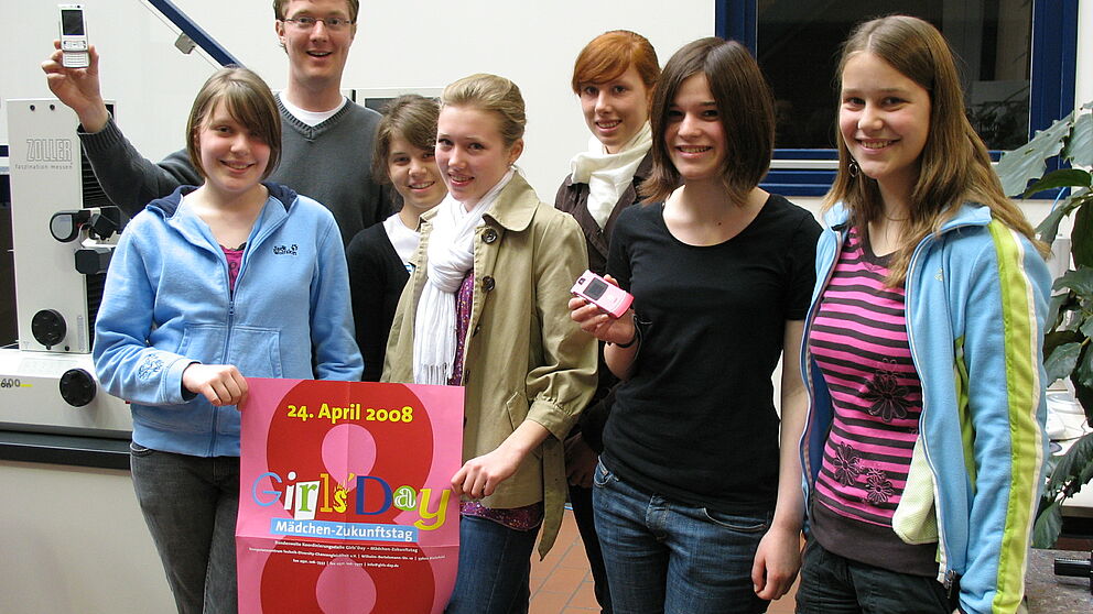Foto (Christiane Bernert): Diplom-Informatiker Sven Kreft beschäftigte sich beim Girl`s day an der Uni Paderborn mit der so genannten „erweiterten Realität“. Bevor Handys in die Produktion gehen, werden sie am Bildschirm designt. Das fanden unter an