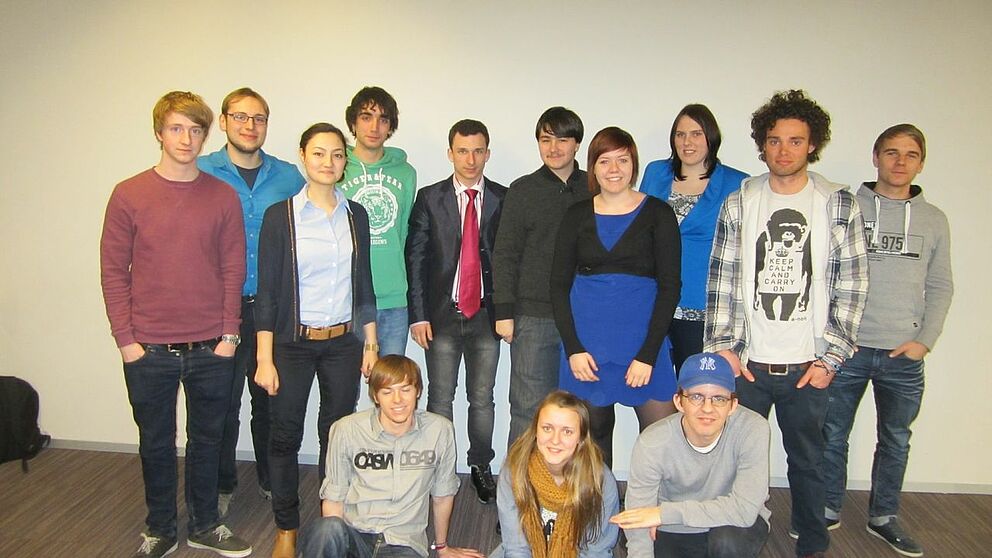 Foto (Universität Paderborn): Ina Penner (3. v. l.) und Daniel Neumann (2. v. l.) trafen in Gent auf dem Kick-off-Meeting zum Multinational Undergraduate Team Work ihre Teammitglieder aus dem Ausland.