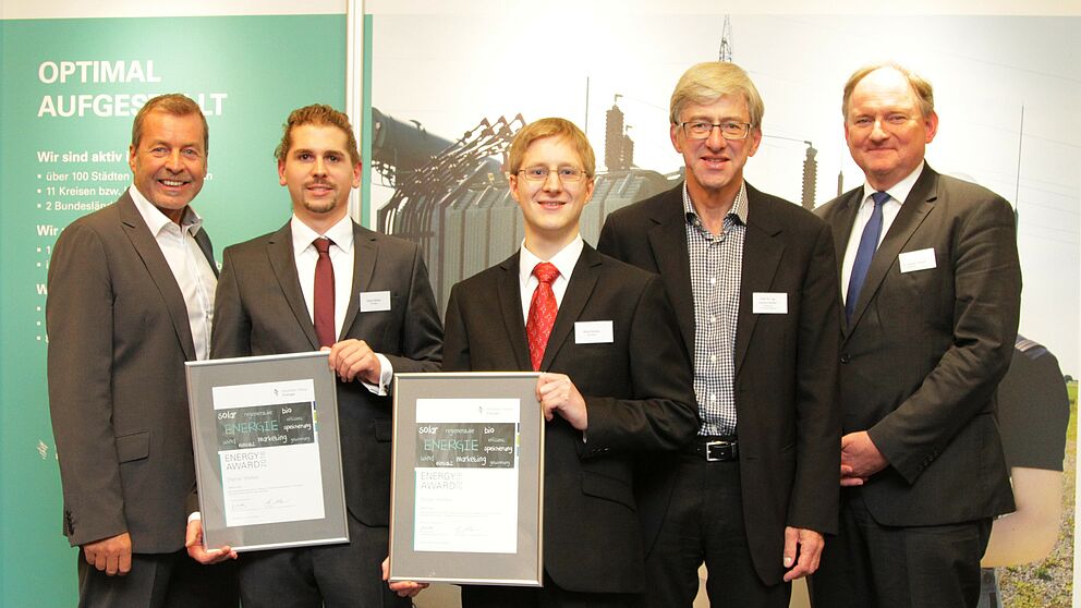 Foto: Freude beim und über den akademischen Nachwuchs: Westfalen Weser Energie vergibt Energy Award 2016 für Forschungen im Bereich Energieeffizienz/Erneuerbare Energie (v. l.): Klaus Meyer, Energie Impuls OWL und Juryvorsitzender, Daniel Weber, Sören 