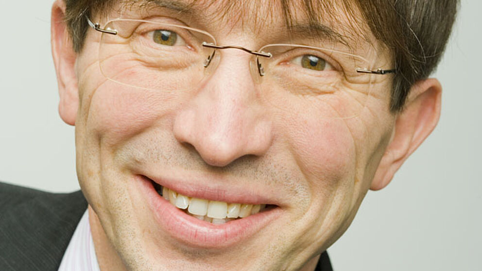 Foto: Prof. Dr. Gunther Olesch, Geschäftsführer der Phoenix Contact, hält Festvortrag.