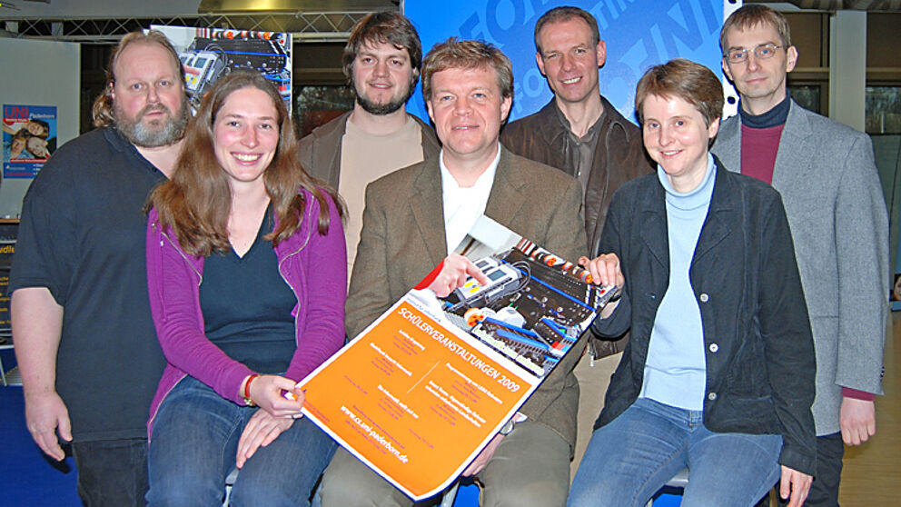 Foto (Universität Paderborn, Simon Beisel): V. li.: Dr. Ulf-Peter Schroeder, Dipl.-Wirt.-Inf. Barbara Kempkes, Dipl.-Inform. Bastian Degener, Dr. Matthias Fischer, Prof. Dr. Johannes Blömer, Prof. Dr. Heike Wehrheim und Prof. Dr. Holger Karl.