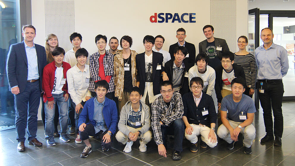 Foto (Bildquelle: dSPACE GmbH, Jens Rackow): Die Gäste der Universität Tohoku und Mitarbeiter von dSPACE beim Besuch des Unternehmens in Paderborn am 4. September.