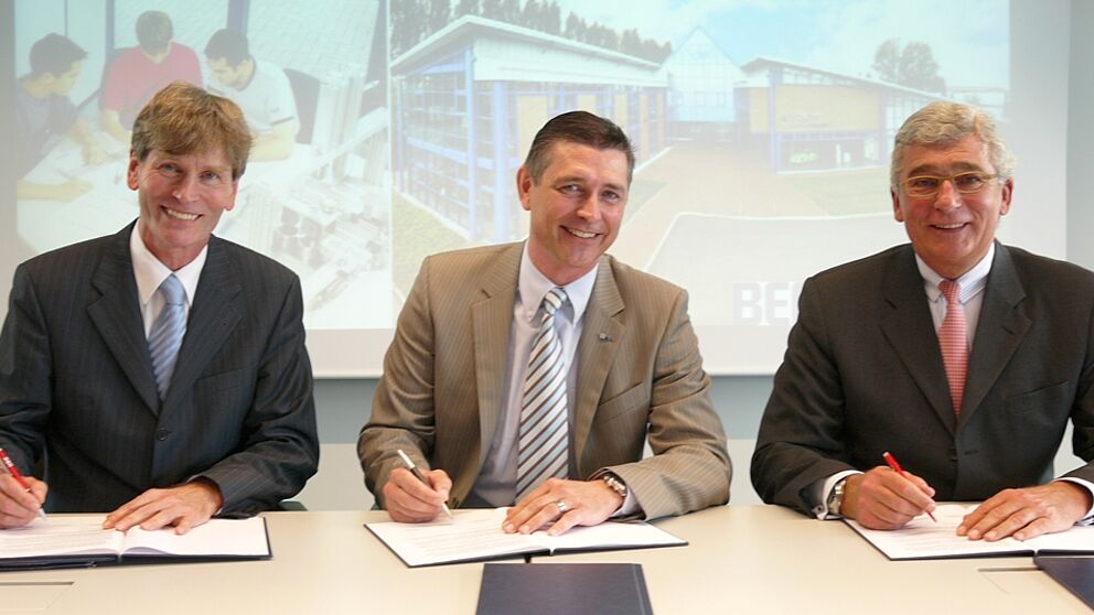 Foto (Benteler AG): V. li.: Uni-Präsident Prof. Dr. Nikolaus Risch, IHK-Geschäftsführer Jürgen Behlke und Norbert Bergs, Geschäftsführer Benteler Deutschland GmbH.
