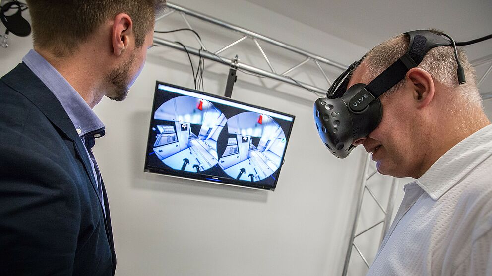 Bild (David Gense): Miele hat ein digitales Abbild seines Professional Sterilisators erstellt. Mit VR bewegt der Nutzer sich durch die komplette Anlage, vollzieht Prozesse und Zusammenhänge hautnah nach.