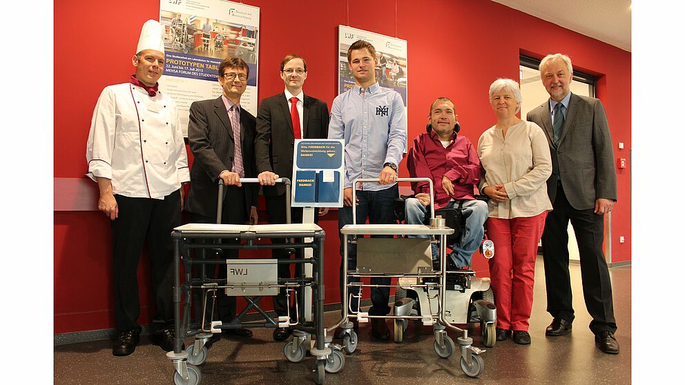 Foto (Universität Paderborn, Frauke Döll): Gemeinsame Initiative für barrierefreies Studieren und Arbeiten an der Uni Paderborn (v. l.): Mensa-Koch Attila Braun, Studierendenwerks-Geschäftsführer Carsten Walther, Dr. Dominik Teutenberg und Konstrukte