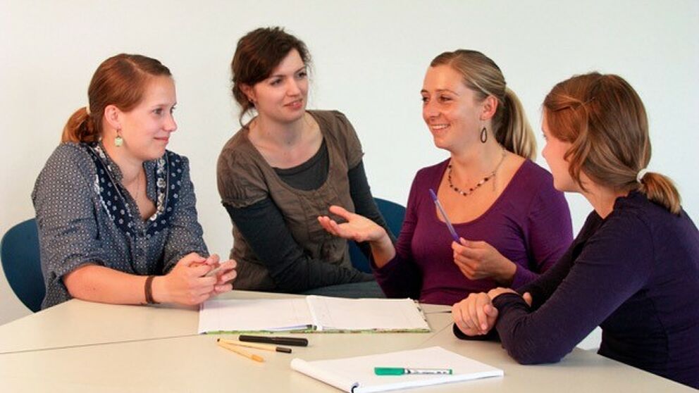 Foto (Michael Karzellek): Absolventinnen tauschen sich mit anderen Studentinnen über die Perspektive Promotion aus.