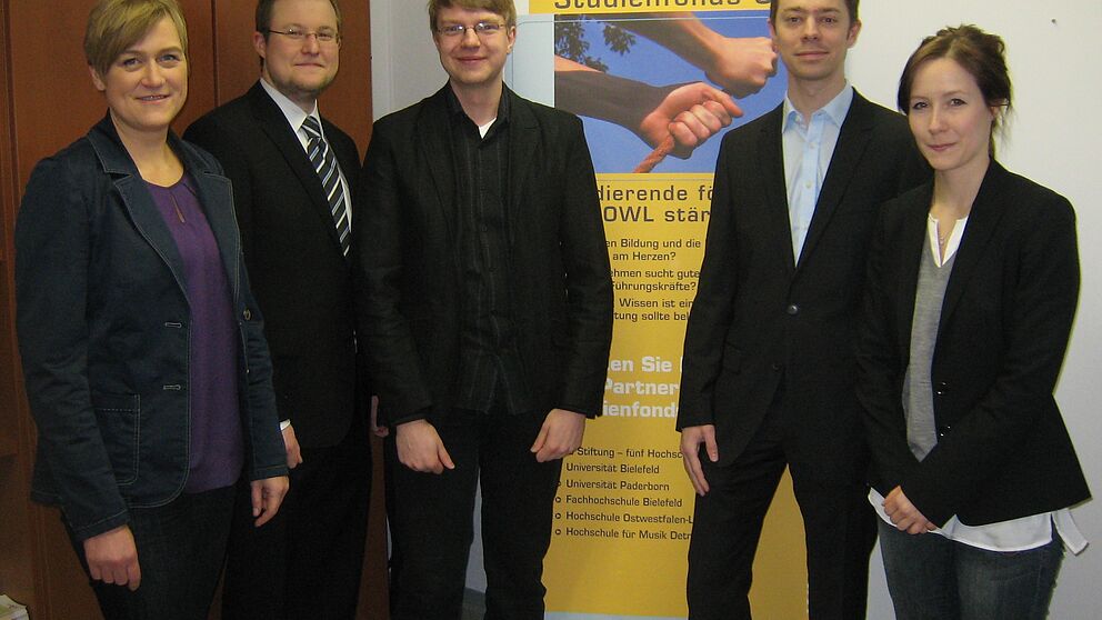 Foto (Universität Paderborn: Alexandra Dickhoff (Geschäftsführerin Alumni Paderborn) (v. l.), Benjamin Eikel (stellv. Vorsitzender Die Matiker e. V.), Stipendiat Frederic Heihoff, Andreas Cord-Landwehr (Vorstandsvorsitzender Die Matiker e. V.), Sophie 