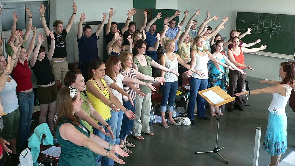 Foto (Raphael Graebener): „UniSono“ – Der Hochchulchor der Universität Paderborn bei Proben für sein anstehendes Konzert