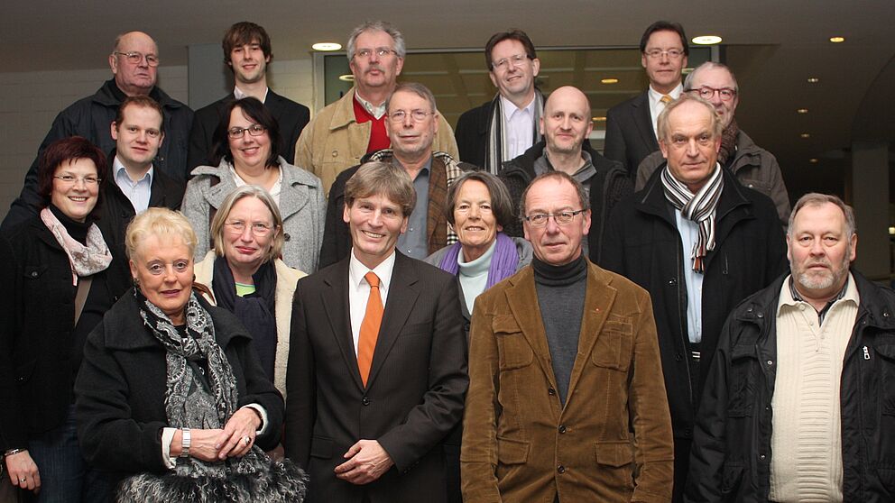Foto (Universität Paderborn, Patrick Kleibold): Präsident Prof. Dr. Nikolaus Risch (vorn, 4. v. l.) begrüßte gemeinsam mit Christoph Schön (hinten r.) die Mitglieder des SPD-Kreisvorstands Paderborn, darunter Wolfgang Scholle (vorn, 2. v. r.), stellv