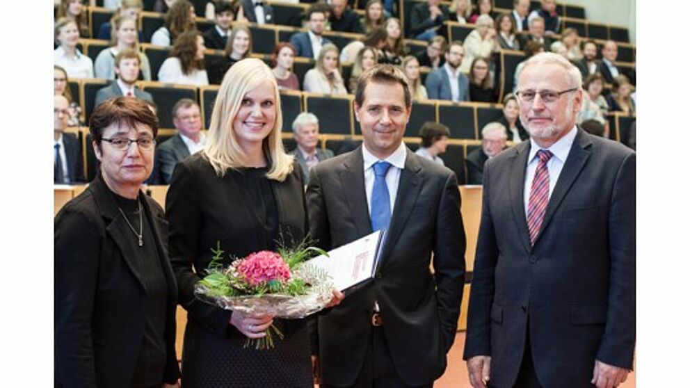 Foto (Universität Paderborn, Florian Krause) v. l. n. r.: Prof. Dr. Birgit Riegraf, Uni-Vizepräsidentin für Lehre, Studium und Qualitätsmanagement, Dr. Stephanie Willeke, Prof. Dr. Jörn Steigerwald (Vorsitzender Promotionsausschuss) und Prof. Dr. Volker Peckhaus (Dekan der Fakultät für Kulturwissenschaften).