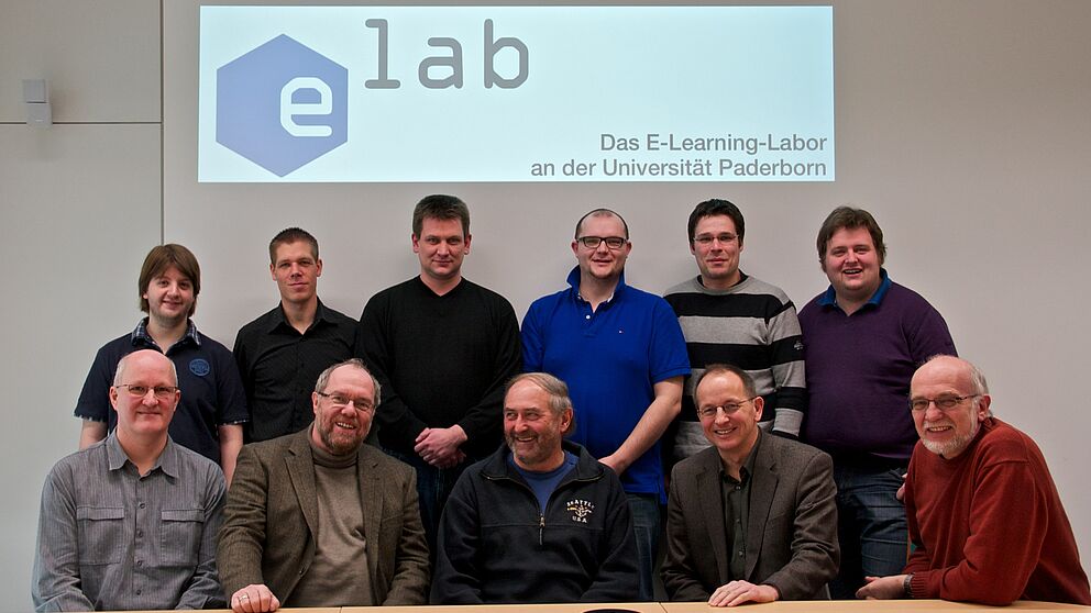Foto (Universität Paderborn): Der Projektrat (sitzend v. l.): Andreas Brennecke, Reinhard Keil, Johannes Magenheim, Niclas Schaper, Detlef Schubert); Projektkoordinatoren (stehend v. l.): Marcel Jakoblew, Jonas Schulte, Christian Schild, Wolfgang Reinhar