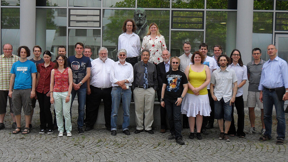 Foto (Universität Paderborn): Das Sprecherteam Prof. Dr. Gerald Henkel, Universität Paderborn (vordere Reihe, 10. v. l.), und Prof. Dr. Sonja Herres-Pawlis, LMU München (hintere Reihe, 1. v. r.), mit Teilnehmern des Workshops der Forschergruppe.