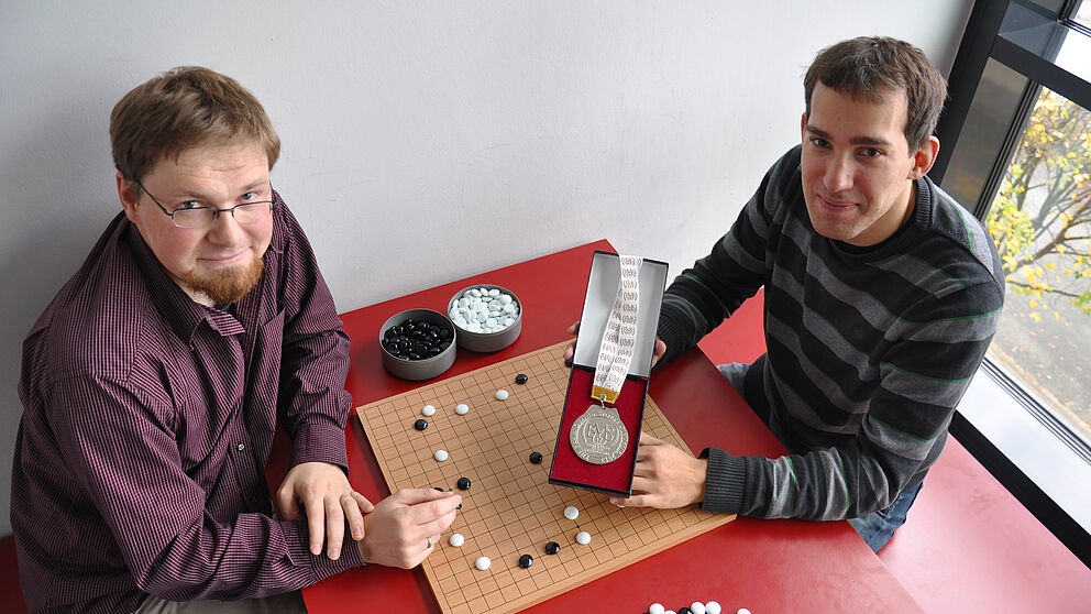Foto (Universität Paderborn, Nadija Pejic): Lars Schäfers (li.) und Tobias Graf