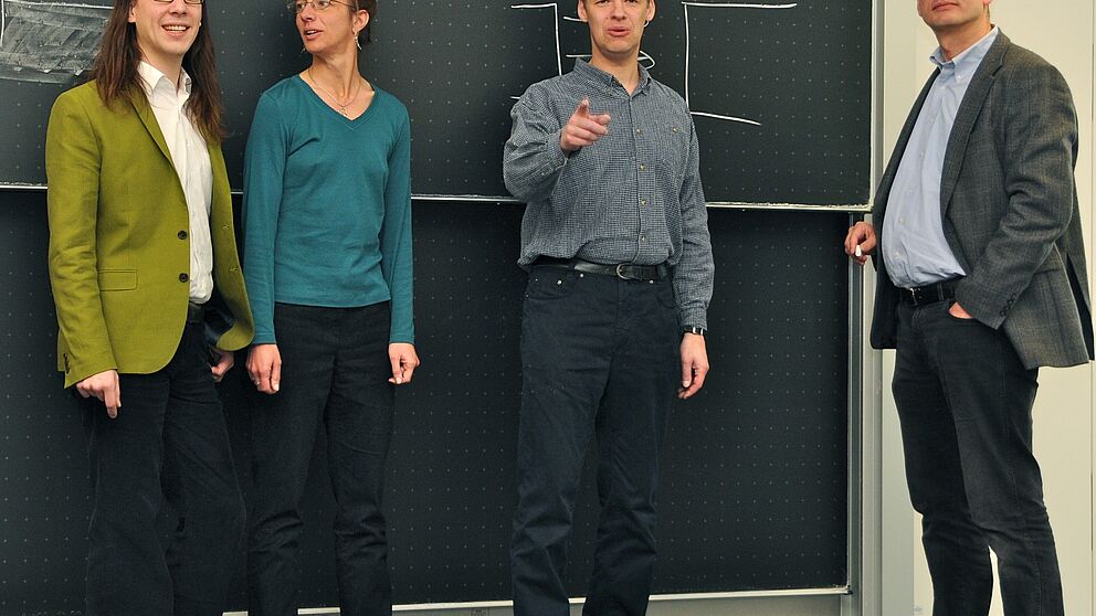 Abbildung (Universität Paderborn, Department Physik): (v. li.): Das Paderborner Forscherteam: M. Sc. Martin Rohrmüller, Dr. Eva Rauls, Dr. Uwe Gerstmann, Prof. Dr. Wolf Gero Schmidt.