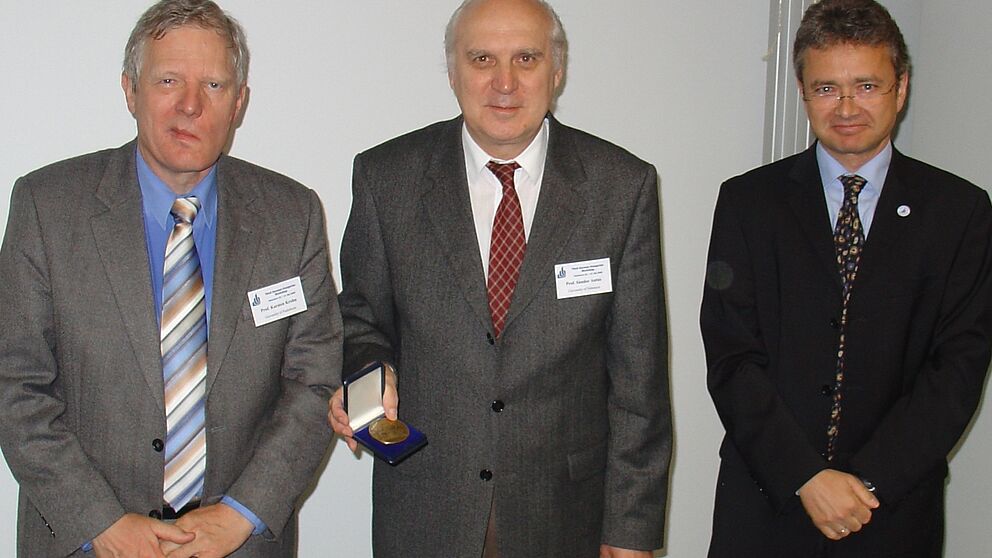 Foto (Martin Decking): Seltene Ehre: Erst zum zwölften Mal wurde die Paderborner Universitätsmedaille verliehen: (v. li.) Prof. Dr. Karsten Krohn, Prof. Dr. Sàndor Antus und Prof. Dr. Bernd Frick.
