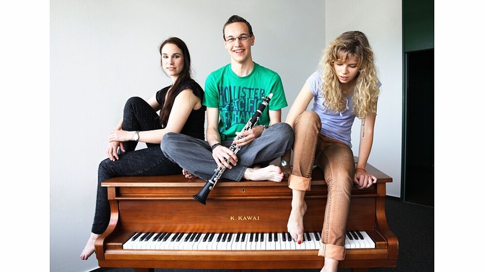 Foto (Adelheid Rutenburges, Universität Paderborn): Freuen sich aufs Konzert (v. l.): Jana Kupke, Thomas Koeper und Sabrina Busch