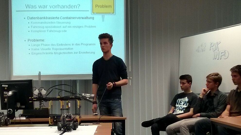 Foto (Michael Zengerling): Abschlusspräsentation zur Programmierung einer Hafenanlage