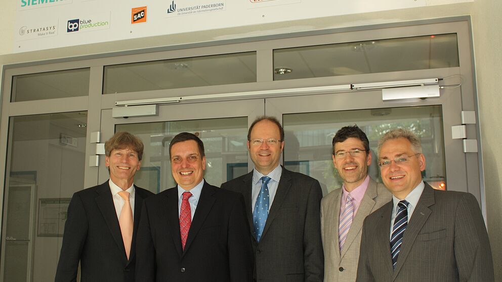 Foto (Universität Paderborn, Frauke Döll): Präsident Prof. Dr. Nikolaus Risch, Dr. Thorsten Hickmann (Eisenhuth), Hans-Ulrich Büse (Blue Pro-duction), Prof. Dr.-Ing. Hans-Joachim Schmid, Dr. Eric Klemp.