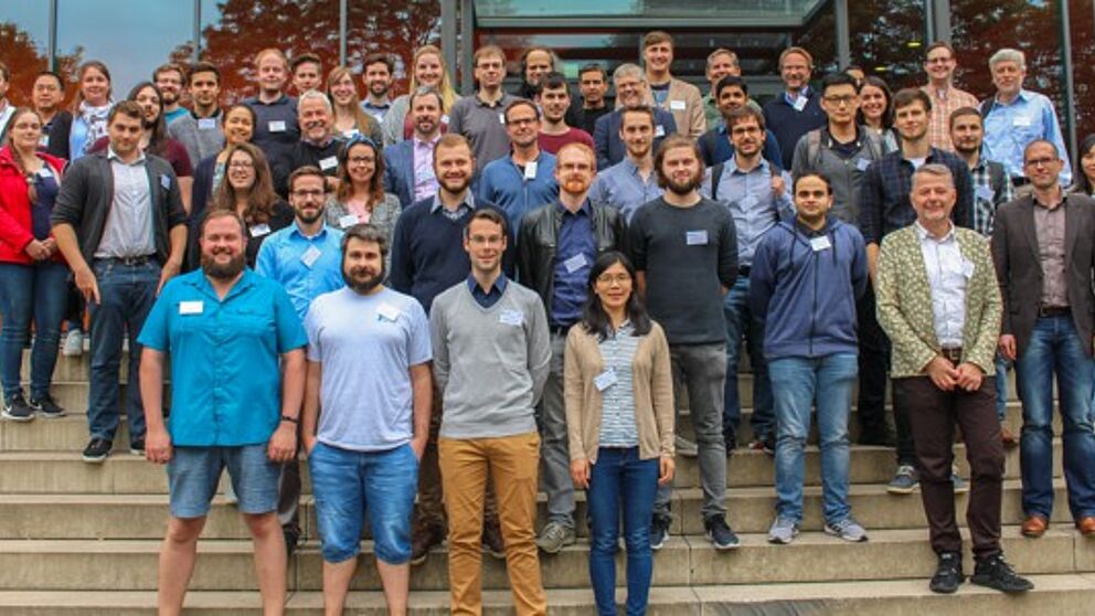 Foto (Universität Paderborn, Simon Ratmann): Gruppenfoto der Konferenzteilnehmer.