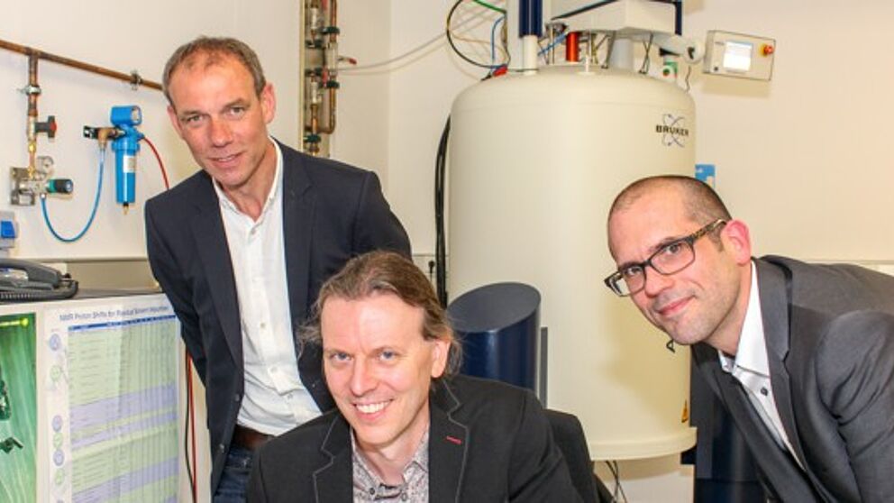 Foto (Universität Paderborn, Johannes Pauly): Forschung am neuen Großgerät (Hintergrund): v. l. Prof. Dr. Johannes Blömer, Dr. Ingo Schnell und Prof. Dr. Jan Paradies.