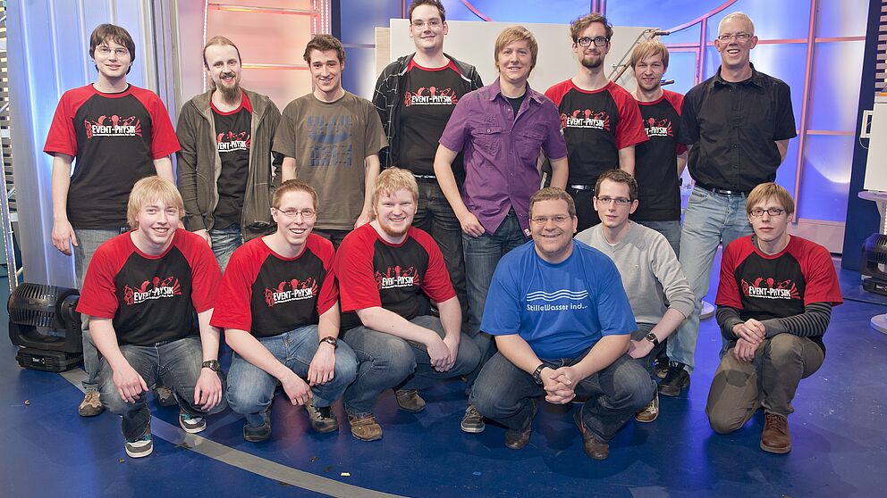 Foto (ZDF/Ralf Wilschewski): Elton mit dem Team der Event-Physik: (hinten v.l.) Timo Langer, Sebastian Goldenberg, Niklas Biere, Sebastian Steppeler, Dr. Marc Sacher, Johannes Pauly, Mathias Strothmann, Ralf Winterberg, (vorne v.l.) Michael Deppe, Tobias 