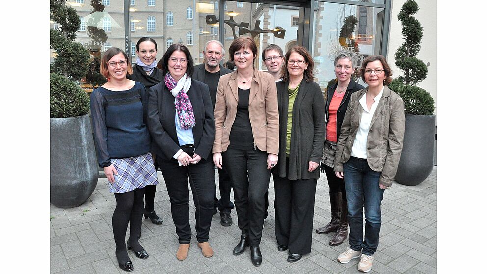 Bild: Das Projektteam MeCoPflege vor dem Tagungsort Hotel Aspethera in Paderborn, 20.03.2015 (Foto: cpd / Jonas) (von links): Eva Maria Müller (Diözesan-Caritasverband Paderborn), Agnes-Dorothee Greiner (Universität Bremen), Barbara-Venhaus Schreiber (