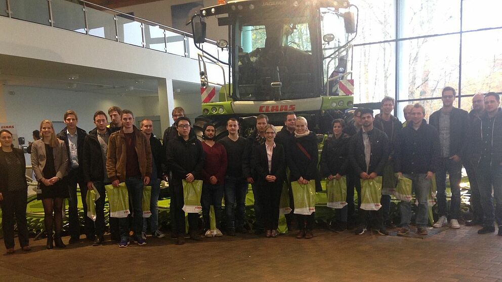 Foto (Universität Paderborn): Die Teilnehmerinnen und Teilnehmer der Unternehmensbesichtigung bei CLAAS.
