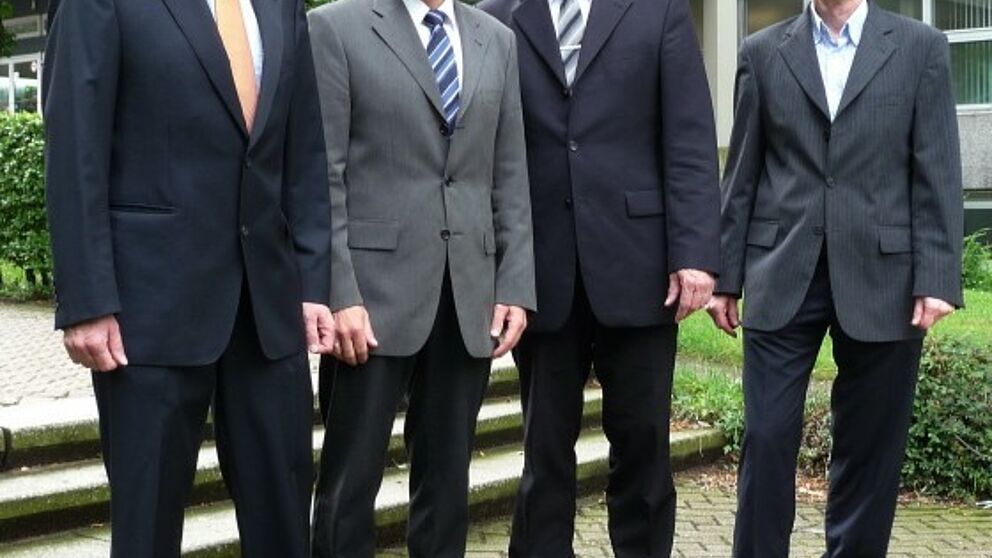 Foto (Universität Paderborn, Fakultät für Maschinenbau): V. li.: Das Leichtbau-Forscherteam der Uni Paderborn: Prof. Dr.-Ing. Werner Homberg, Prof. Dr. rer. nat. Thomas Tröster, Prof. Dr.-Ing. Hans-Jürgen Maier und Prof. Dr.-Ing. Rolf Mahnken