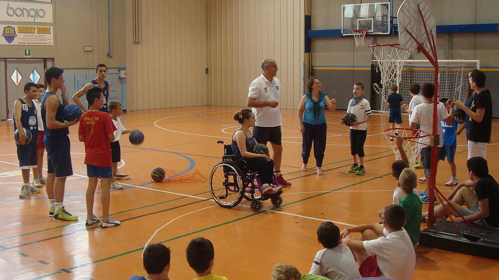 Foto (Cindy Adolph-Börs): Kinder mit und ohne Behinderung spielen die inklusive Sportart Baskin.