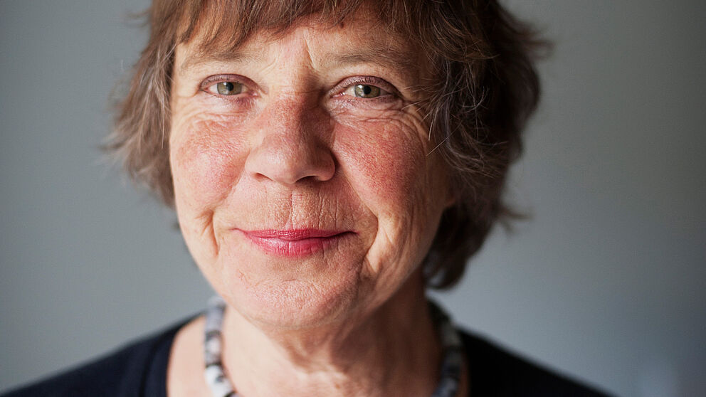 Foto: Dr. Barbara Happe hält einen Vortrag über „Die Entwicklung der Friedhofs- und Bestattungskultur in Deutschland“.