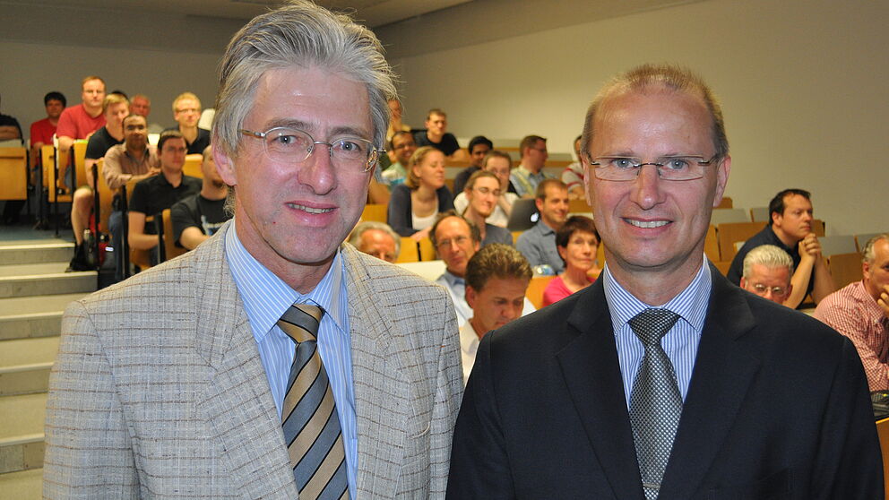 Text/Foto (Universität Paderborn, Mark Heinemann): Thema Elektromobilität: Prof. Dr.-Ing. Gernot Spiegelberg (r.) sprach beim Fakultätskolloquium der Fakultät für Elektrotechnik, Informatik und Mathematik um Dekan Prof. Dr.-Ing. Joachim Böcker über