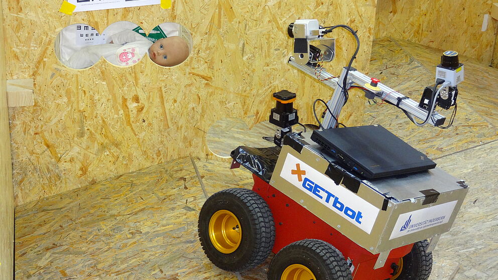 Foto (Universität Paderborn, GET Lab): Bei den Wettbewerben simulieren Puppen verschüttete Personen. Heizdecken sorgen für die Körpertemperatur.