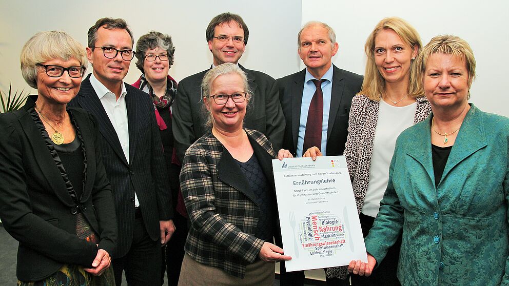Foto (Universität Paderborn, Vanessa Dreibrodt): Freuten sich über den Start des neuen Studienganges: (v. l.) Margarete Radermacher, Ltd. Regierungsschuldirektorin, Prof. Dr. Bardo Herzig, Direktor des PLAZ, Dr. Annegret Hilligus, Geschäftsführerin PL