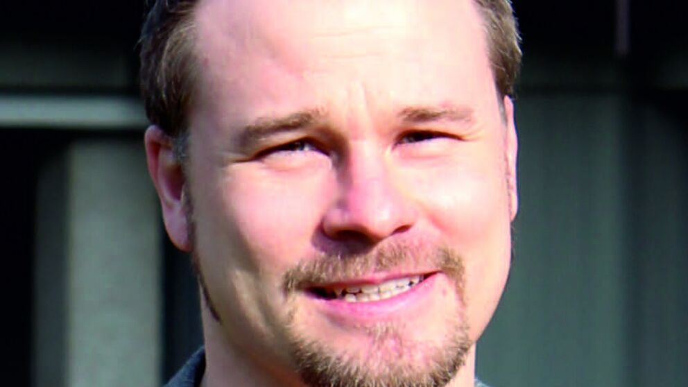 Foto (Universität Paderborn): Prof. Dr. Matthias Bauer von der Universität Paderborn erforscht neue Wege für den Umweltschutz durch Abgaskatalyse.