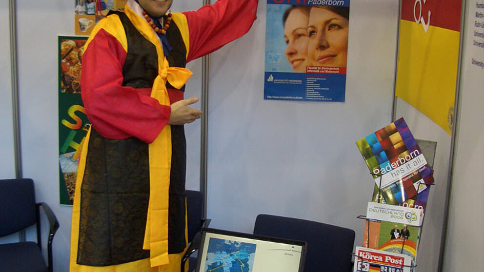 Foto: Stand der Universität Paderborn beim fünften International Festival der koreanischen EHWA-Frauenuniversität in Seoul