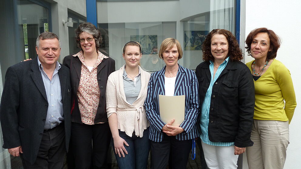 Foto (Universität Paderborn, Lara Gerhardts): Prof. Dr. Florian Söll (Institut für Erziehungswissenschaft), Dr. Annegret Hilligus (PLAZ), Linda Preuß (ehemalige Broskolan-Praktikantin), Tuula Tähkäaho (Direktorin, Broskolan), Beth Adams-Ray und Bär