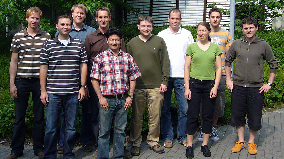 Foto: Christian Binder, Technologieberater der Microsoft Deutschland GmbH (4.v.l.), Mathias Raacke, Senior Student Partner im Microsoft Student Program (6.v.l.) und Stefan Sauer, Geschäftsführer des s-lab (2.vl.), freuen sich mit den s-lab-Mitarbeiterin
