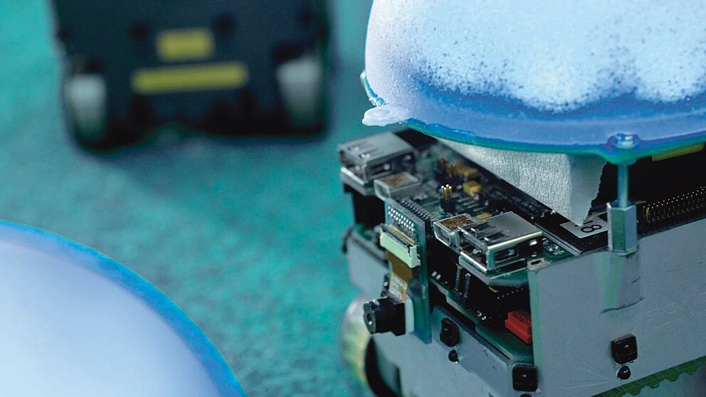 Foto: Am Heinz Nixdorf Institut der Universität Paderborn entwickelter autonomer Miniaturroboter BeBot.