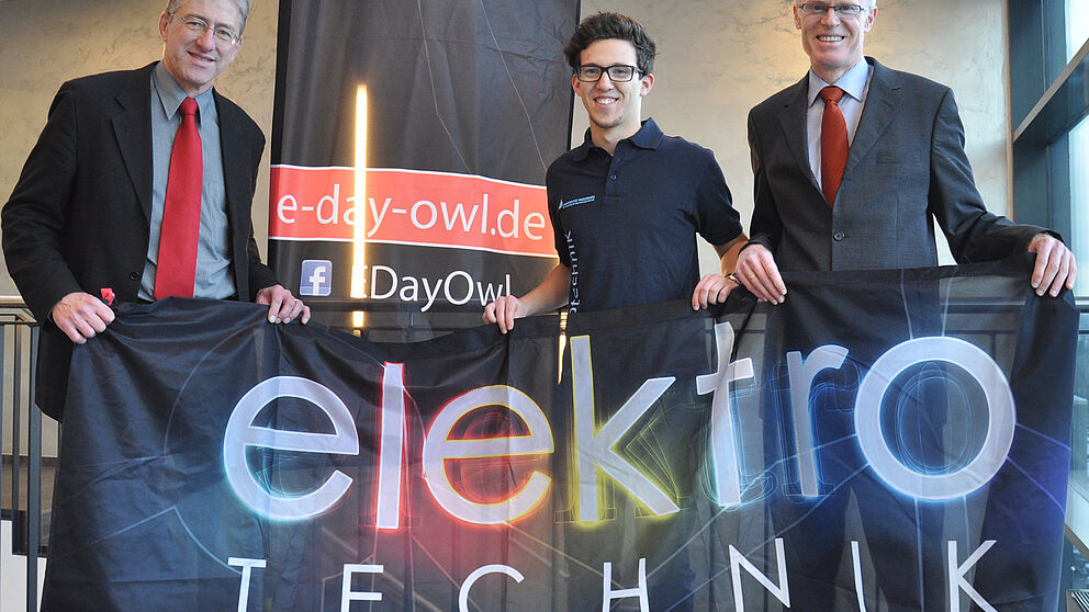 Foto (Universität Paderborn, Nadija Pejic): Prof. Dr.-Ing. Joachim Böcker (Dekan), Jannik Reinhold (Studienberatung) und Prof. Dr.-Ing. Reinhold Häb-Umbach (Prodekan) laden zum E-DAy 2013 ein.