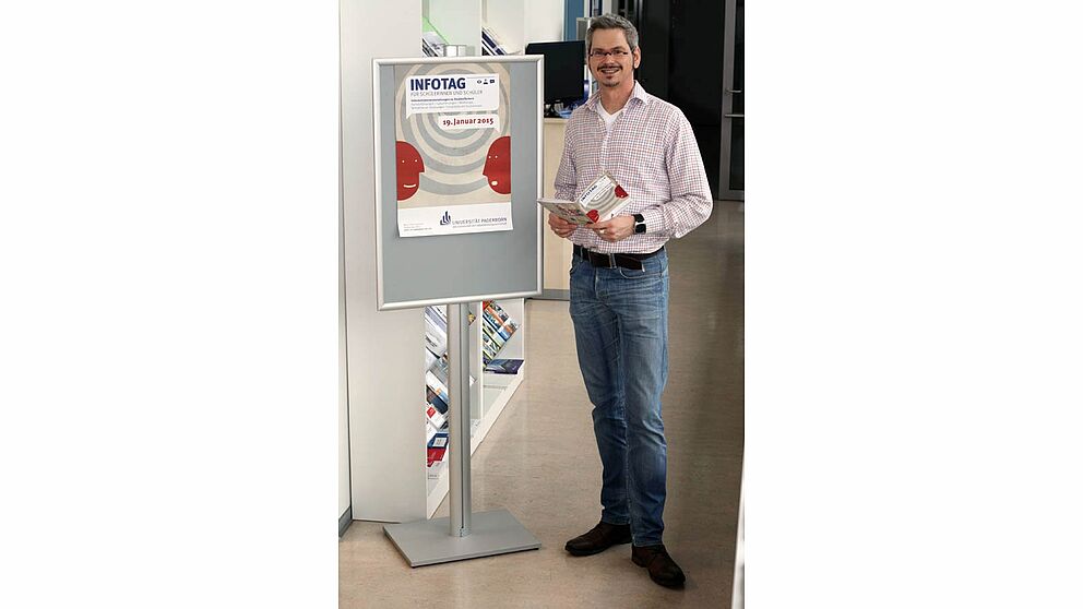 Foto (Universität Paderborn, Cinderella Schröder): Jörn Sickelmann, stellv. Leiter der Zentralen Studienberatung, mit dem aktuellen Programmheft.