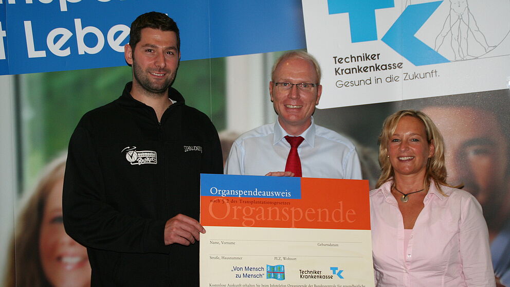 Foto (Martin Schwarz): Setzen sich für die Organspende ein (v. l.): Daniel Lieneke, Karl-Julius Sänger und  Beate Hanak.